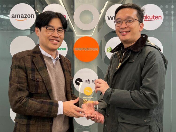 嘖嘖平台頒集資金額破20億韓元的紀念獎盃給與韓國 SETOWORKS 負責人趙忠淵