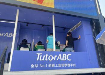 圖1-勵志中學學生在TutorABC行動車上體驗英文課程