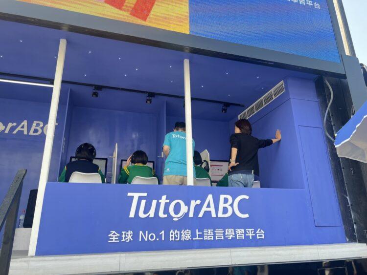 圖1-勵志中學學生在TutorABC行動車上體驗英文課程