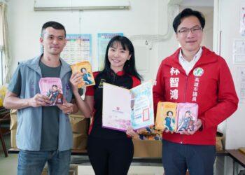 慈心園主任陳廣億(右)致贈HER&HIS國際美業執行長安寶兒(中)感謝狀、高雄市議員林智鴻(左)也到場支持活動