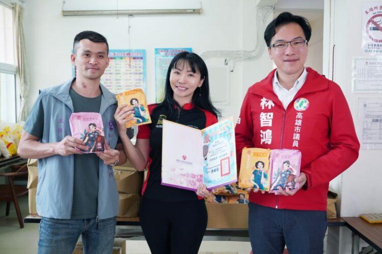 慈心園主任陳廣億(右)致贈HER&HIS國際美業執行長安寶兒(中)感謝狀、高雄市議員林智鴻(左)也到場支持活動