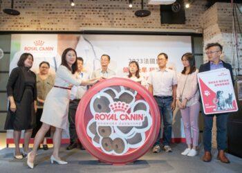 新聞附圖-1：法國皇家台灣香港的總經理張堇琪投擲飼料手拿板，代表法國皇家透過精準營養設計，讓每隻毛孩都能找到適合自己的進食方式，同時透過捐糧幫助浪浪們維持生活品質