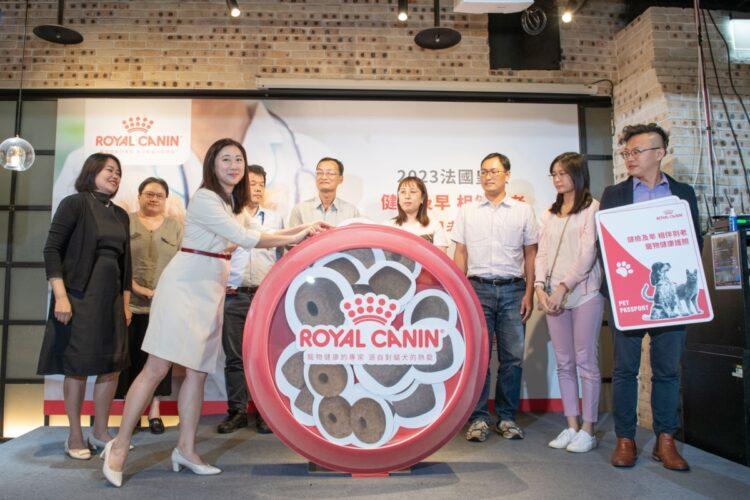 新聞附圖-1：法國皇家台灣香港的總經理張堇琪投擲飼料手拿板，代表法國皇家透過精準營養設計，讓每隻毛孩都能找到適合自己的進食方式，同時透過捐糧幫助浪浪們維持生活品質