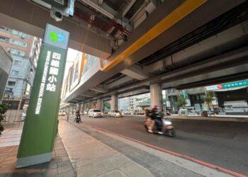 (昱均)捷運綠線四維國小G5站為中捷土地開發首件全棟規劃店舖及辦公室的商辦大樓，周邊各項機能一應俱全。