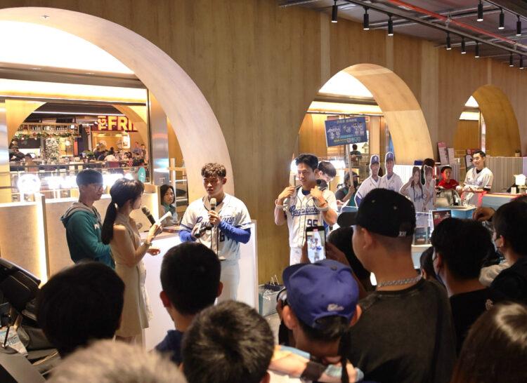 Fubon Angels與富邦悍將球員任一日店長!為粉絲推薦聖誕禮!