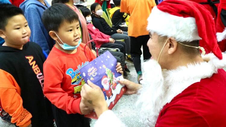 OK忠訓陪伴孩童