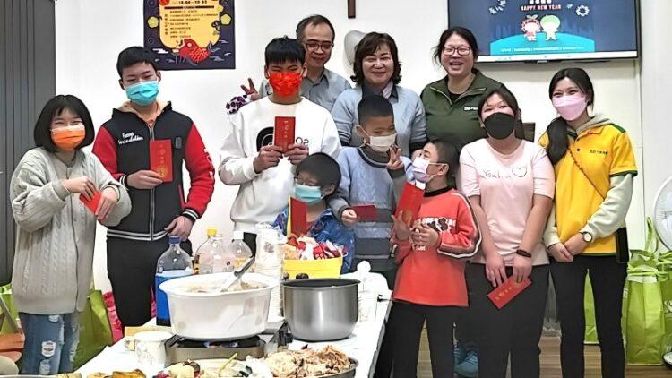 芥菜種會今年一月為認養童及其照顧者舉辦新春圍爐活動，帶來新年祝福
