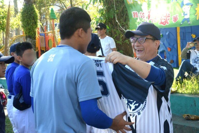 芥菜種會執行長李肇家為孩子們披上繡有名子的專屬球衣，鼓勵孩子勇敢朝夢想邁進