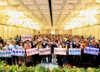 高雄市111年度宗教團體捐資興辦公益或慈善事業績優表揚典禮大合照