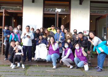 伊甸圓夢憩旅與安寧團隊陪伴93歲癌末的黃爺爺及其家人到日月潭，重溫15年前的美好時光。