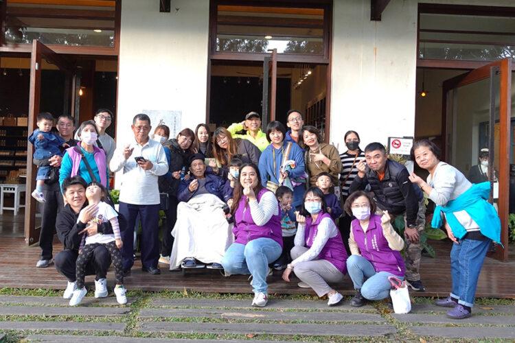 伊甸圓夢憩旅與安寧團隊陪伴93歲癌末的黃爺爺及其家人到日月潭，重溫15年前的美好時光。
