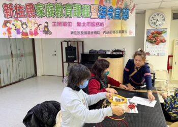 圖一、講師王慈敏教大家製作手工編織包