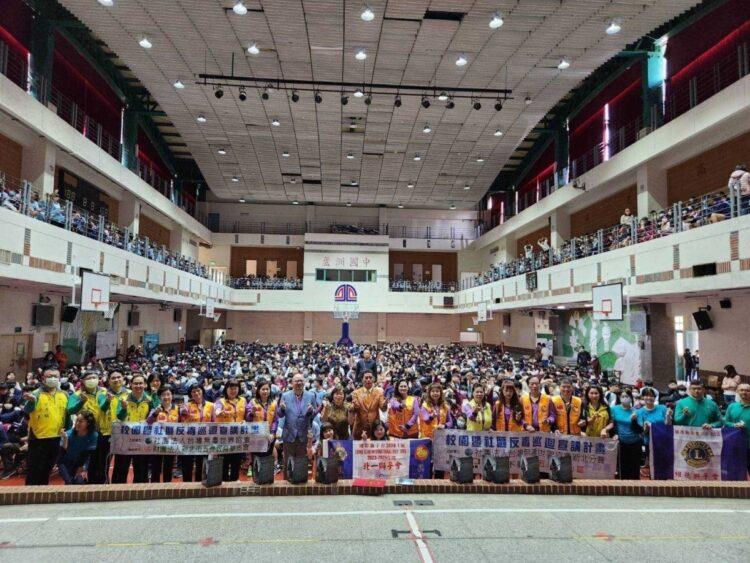 圖一：國際獅子會300B 1區總監鄭興進, 領團隊携手臺灣無毒世界理事長吳玉珍醫師團隊，在