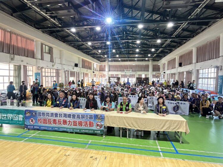 圖一：與會貴賓與學生們合影