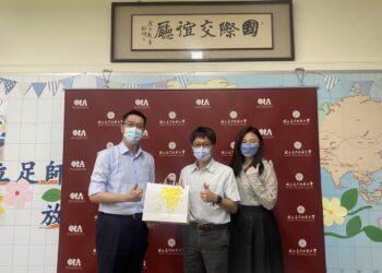 圖二：臺師大騰雲合照，由左至右為騰雲策略長史美圻、臺師大數學系教授林俊吉、騰雲策略辦公室張雅筑