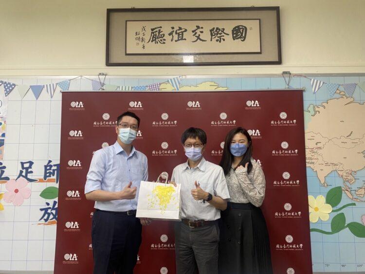 圖二：臺師大騰雲合照，由左至右為騰雲策略長史美圻、臺師大數學系教授林俊吉、騰雲策略辦公室張雅筑