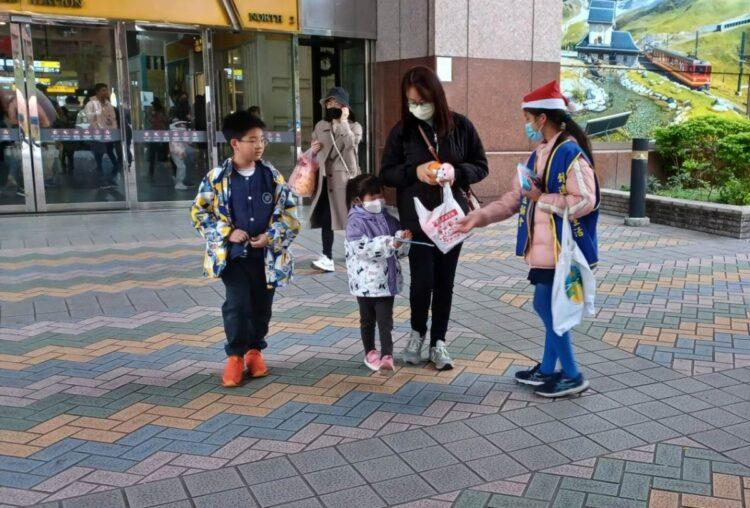 小志工發送快樂之到一書給民眾