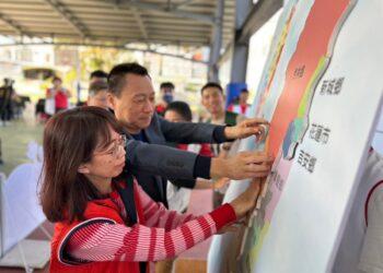 李沃耀董事長與夫人陳素蘭女士共同拼貼幸福花蓮