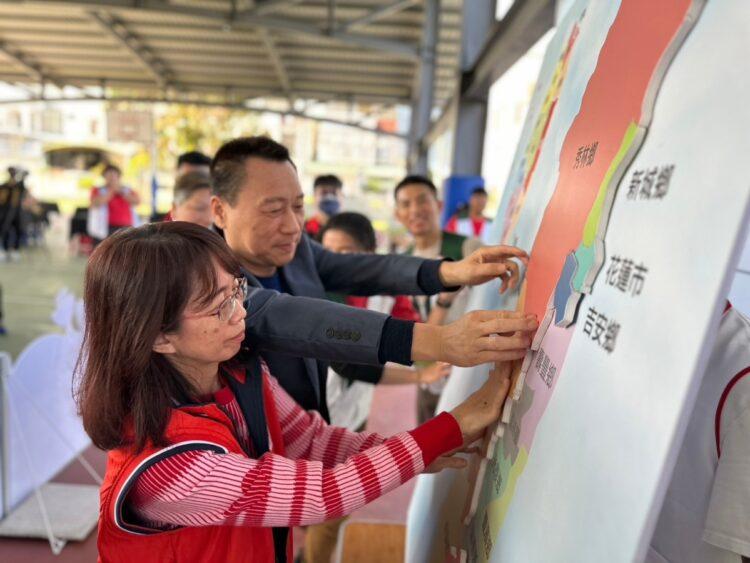 李沃耀董事長與夫人陳素蘭女士共同拼貼幸福花蓮