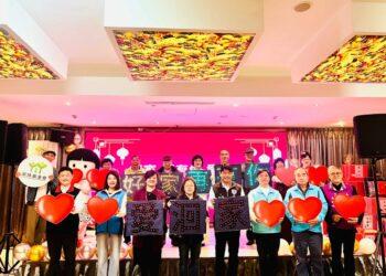 花蓮家扶中心主任施政延、溫媽媽志工隊長陳秀快、榮譽主委蕭崎昌、輔導主委蕭雄彰、北區服務中心副主任張治華、主委胡毓恩、林正福議員助理林姍棋、家友會長尤美珍