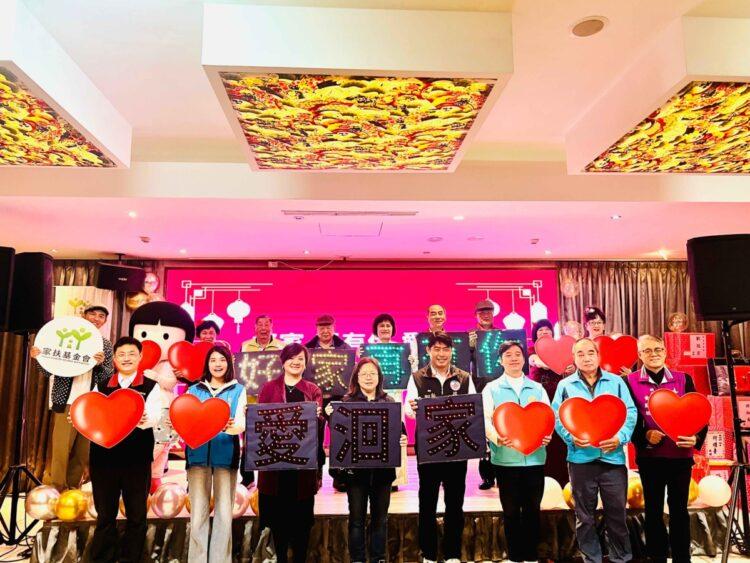 花蓮家扶中心主任施政延、溫媽媽志工隊長陳秀快、榮譽主委蕭崎昌、輔導主委蕭雄彰、北區服務中心副主任張治華、主委胡毓恩、林正福議員助理林姍棋、家友會長尤美珍