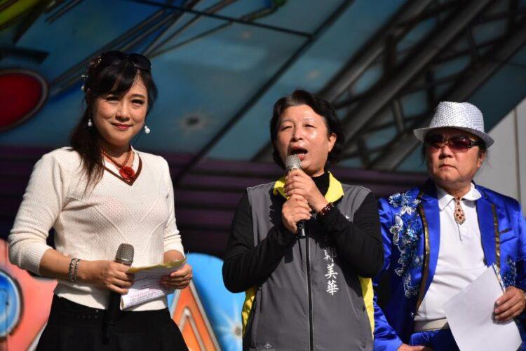 苓雅區鄭美華區長於活動中上台致詞