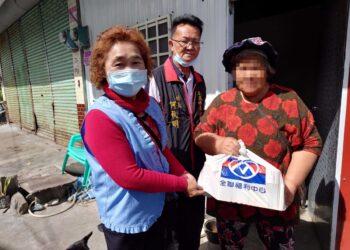 01協會訪員與何秋明村長宋愛心食物包到獨居長者家中