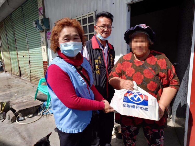 01協會訪員與何秋明村長宋愛心食物包到獨居長者家中