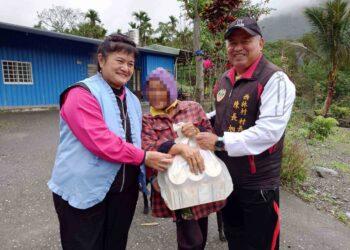 02協會駐地訪員西林村長陳長旭和訪視志工莊麗綿轉贈愛心食物包到獨居阿嬤