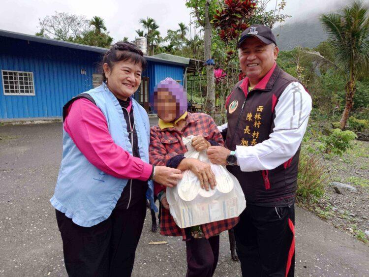 02協會駐地訪員西林村長陳長旭和訪視志工莊麗綿轉贈愛心食物包到獨居阿嬤