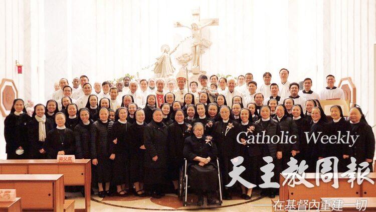 修會姊妹們及司祭團欣喜合影。