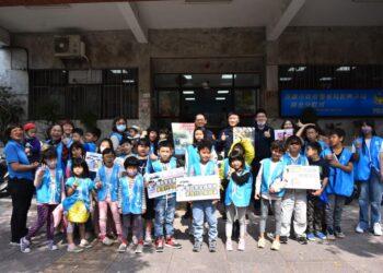 山達基教會志工青少年與孩童前進警察局進行參訪