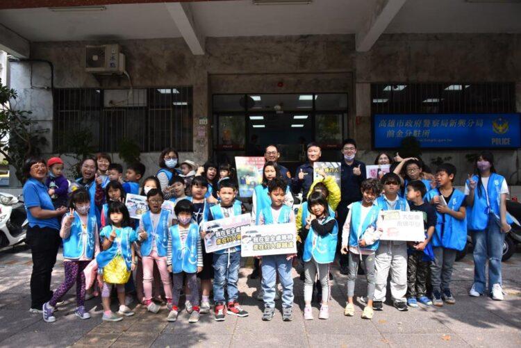 山達基教會志工青少年與孩童前進警察局進行參訪
