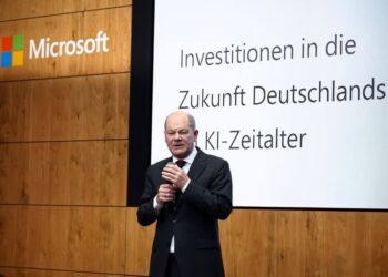 德國總理蕭茲(Olaf Scholz)15日參觀微軟位於柏林的辦事處。（圖：路透社）