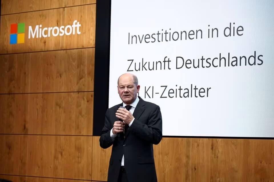 德國總理蕭茲(Olaf Scholz)15日參觀微軟位於柏林的辦事處。（圖：路透社）