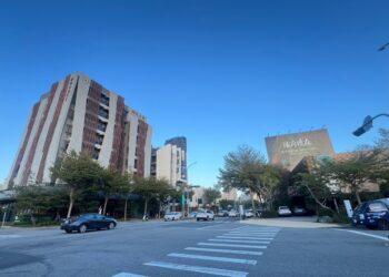 (昱均)單元二兼具完善的機能與舒適的生活環境，吸引不少高檔餐飲、家居品牌進駐，形塑七期周邊最具生活感的住宅聚落。