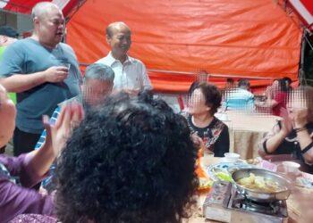 海博教育文化協會創辦人林世其(左1)、榮譽理事長林聰海(左2)與長輩們共度佳節，長輩們對協會的服務熱忱感到非常窩心。（圖／海博教育文化協會提供）