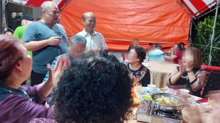 海博教育文化協會創辦人林世其(左1)、榮譽理事長林聰海(左2)與長輩們共度佳節，長輩們對協會的服務熱忱感到非常窩心。（圖／海博教育文化協會提供）