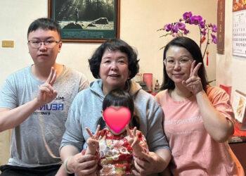 秀好媽媽(圖中)與身旁兒女一起照顧寄養童，全家一起做好事。(南台中家扶提供)