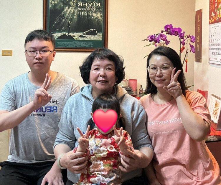 秀好媽媽(圖中)與身旁兒女一起照顧寄養童，全家一起做好事。(南台中家扶提供)