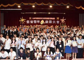 高雄市社會、大專、高中職、國中優秀青年大合照