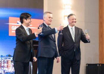 圖1-TutorABC董事長與陳其邁.鄧元翰合影