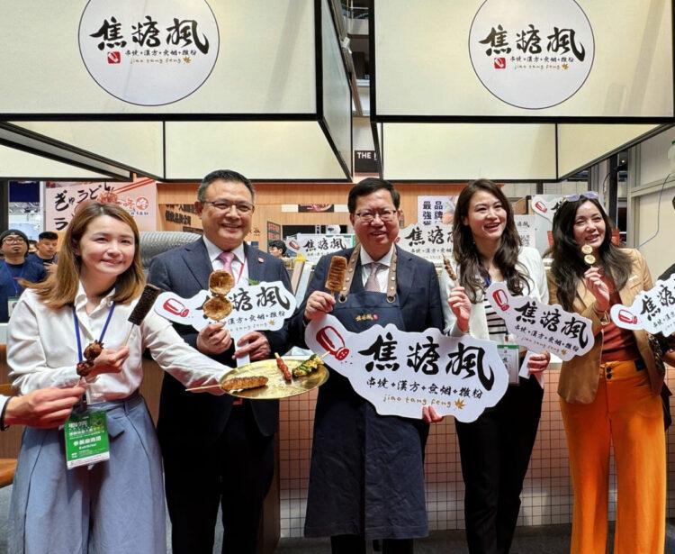 圖說：x行政院副院長鄭文燦親臨焦糖楓當一日店長，體驗加盟主創業辛苦。（資料來源： (1)