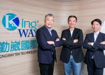 【新聞圖片一】台灣微軟攜伊雲谷最佳化 Azure 架構，提供兼具安全與韌性的雲端服務，助力勤崴國際領航台灣車聯網產業。圖片左起為台灣微軟全球合作夥伴解決方案事業群總經理陳仲儒、勤崴國際總經理黃晟中及 ECV 集團 MS Team 總經理桂梓捷。