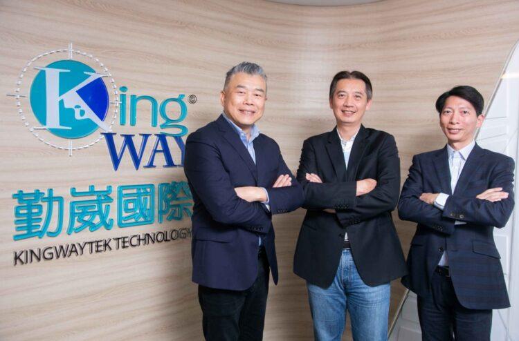 【新聞圖片一】台灣微軟攜伊雲谷最佳化 Azure 架構，提供兼具安全與韌性的雲端服務，助力勤崴國際領航台灣車聯網產業。圖片左起為台灣微軟全球合作夥伴解決方案事業群總經理陳仲儒、勤崴國際總經理黃晟中及 ECV 集團 MS Team 總經理桂梓捷。