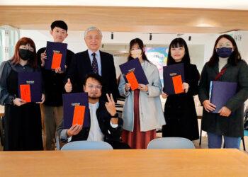 台灣富士軟片資訊董事長勝田明典與得獎者合照