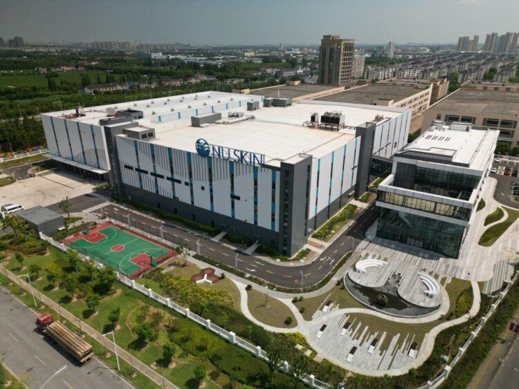 新聞圖片1_Nu Skin於去年11月在上海啟用全新「美容與健康製造廠」,助力簡化亞洲區的產品製造與交付流程,為亞洲消費者提供世界級的優質產品