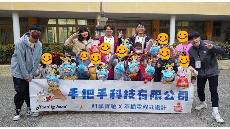 新竹仁愛兒童之家小朋友在院區內開心提燈籠