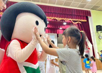 家扶兒保WAWA出動與孩子互動