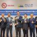 圖說:UL Solutions 副總裁暨企業永續事業部總經理 Sean McCrady (右5) 偕同 UL Solutions 副總裁暨台灣總經理陳宗弘 (右4),共同向南山人壽總經理范文偉 (左4) 頒發全台第一個 UL 健康建築驗證標誌